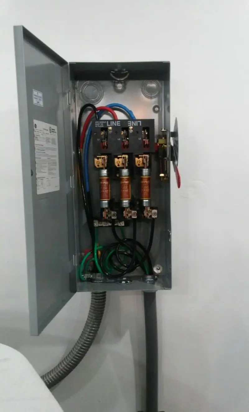 Three-phase disconnect switch installed for Smoke Detector Installation in Erda